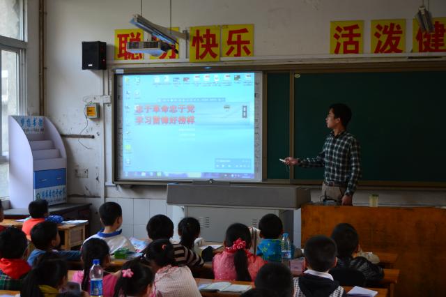 研支团教师带领学生学唱《学习雷锋好榜样》