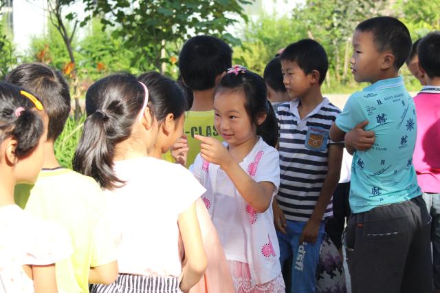 孩子们前来迎接 孩子们前来迎接