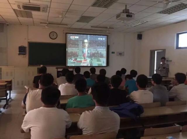 我院主要学生干部集体观看阅兵仪式 我院主要学生干部集体观看阅兵仪式