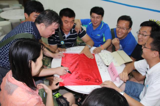 三湾改编情景教学-2班制作班旗 三湾改编情景教学-2班制作班旗