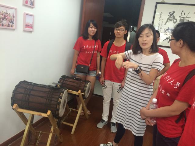 王蕾向成员展示非洲鼓演奏方式 王蕾向成员展示非洲鼓演奏方式