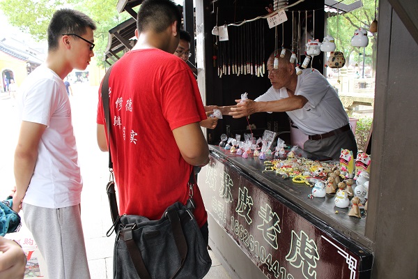 成员们与姑苏纸老虎店主交谈 成员们与姑苏纸老虎店主交谈