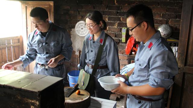 到当地农户制作红军餐 烧火