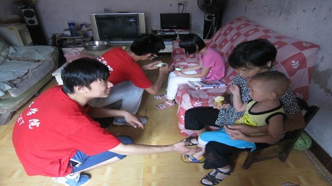 和留守孩子一家交谈 和留守孩子一家交谈