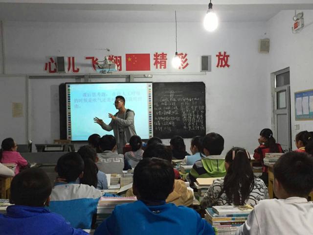支教团队长郭凡辉课堂上讲授化学课 支教团队长郭凡辉课堂上讲授化学课