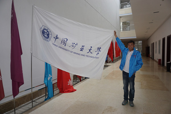 我校代表与我校校旗合影 我校代表与我校校旗合影