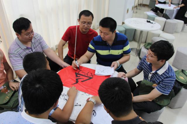 三湾改编情景教学-1班制作班旗 三湾改编情景教学-1班制作班旗
