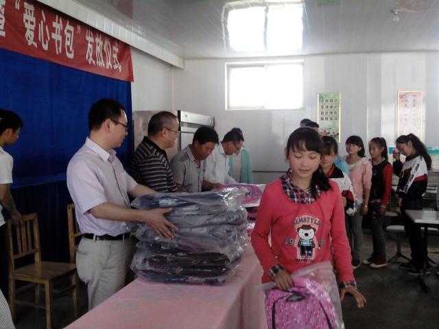 “爱心书包”发放 “爱心书包”发放